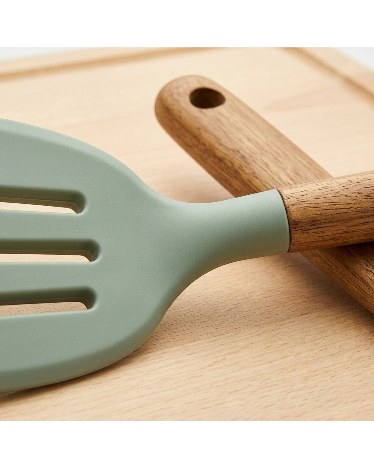 Nexozs Acacia-Handle Silicone Slotted Turner 32 cm Sage - Detail view